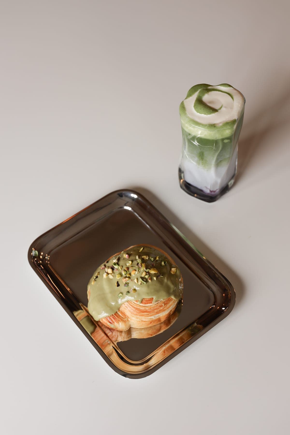 Matcha latte met pistache croissant